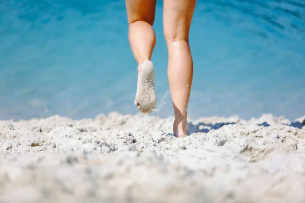 Pernas de mulher andando pela areia praia hora de verão — Fotografia de Stock