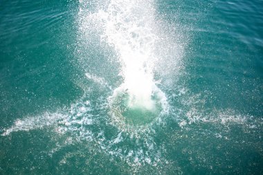 yukarıdan göl su görünümünde büyük sıçrama