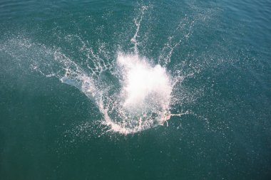 yukarıdan göl su görünümünde büyük sıçrama