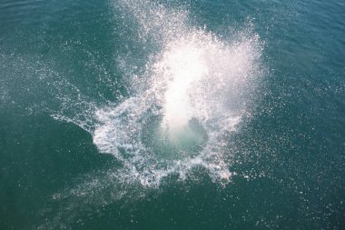 yukarıdan göl su görünümünde büyük sıçrama