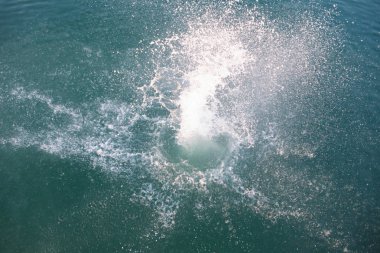 yukarıdan göl su görünümünde büyük sıçrama