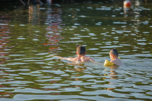 Apa gyerek szórakozik a vízben úszás együtt — Stock Fotó