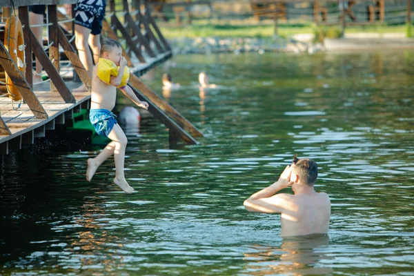 Vater und Kind haben gemeinsam Spaß beim Wasserschwimmen — Stockfoto