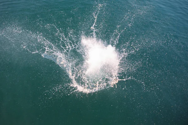 yukarıdan göl su görünümünde büyük sıçrama