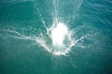 yukarıdan göl su görünümünde büyük sıçrama