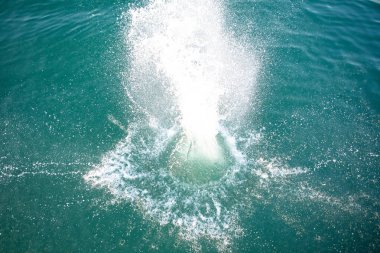 yukarıdan göl su görünümünde büyük sıçrama