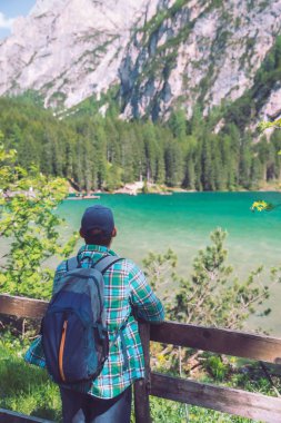 sırt çantası ile adam dolomites dağlarda göl etekleri bakıyor