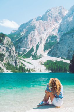 kadın dağ gölü yaz sezonu sahilde oturan