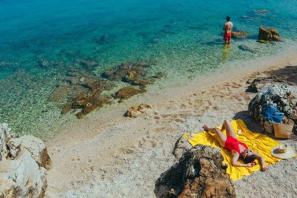 güneşli bir günde deniz plajında güneşlenen kadın