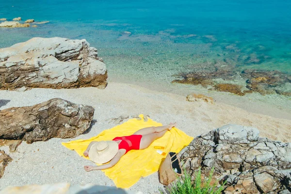 Mulher tomando banho de sol na praia do mar em dia ensolarado — Fotografia de Stock