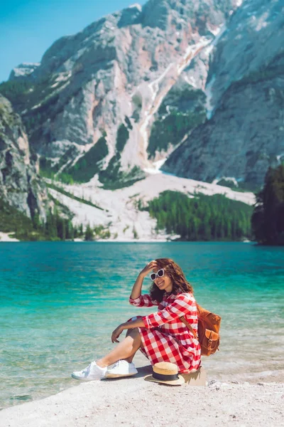 Donna seduta sulla spiaggia del lago di montagna stagione estiva — Foto Stock