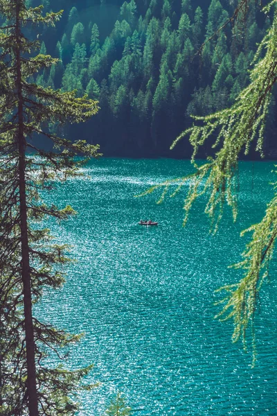 Vista paisagem de braies lago em dolomites montanhas em itália — Fotografia de Stock