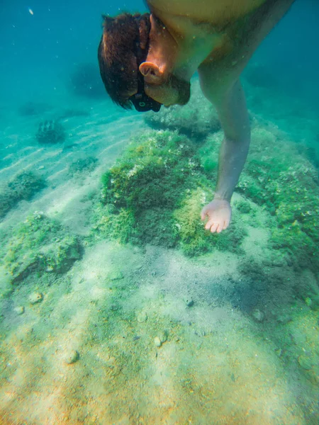 Man zwemmen onderwater met masker houden adem — Stockfoto