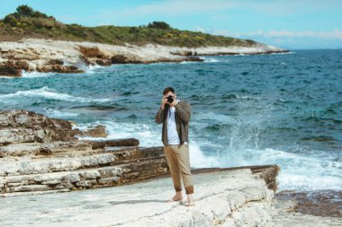 Profesyonel fotoğrafçı deniz manzarası çekiyor.