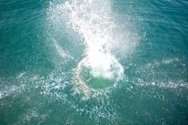 yukarıdan göl su görünümünde büyük sıçrama