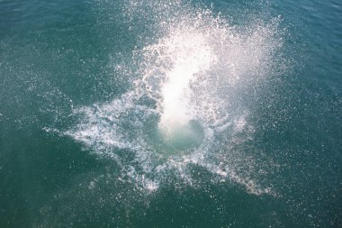 yukarıdan göl su görünümünde büyük sıçrama