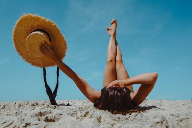 tatil kadar bacaklar geçerek kum plajda yatan kadın
