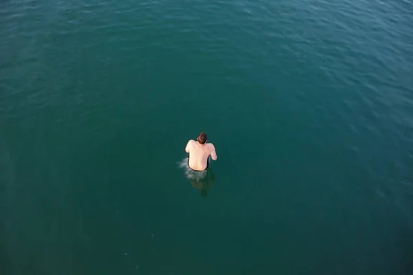 Congelare l'uomo saltando in acqua — Foto Stock