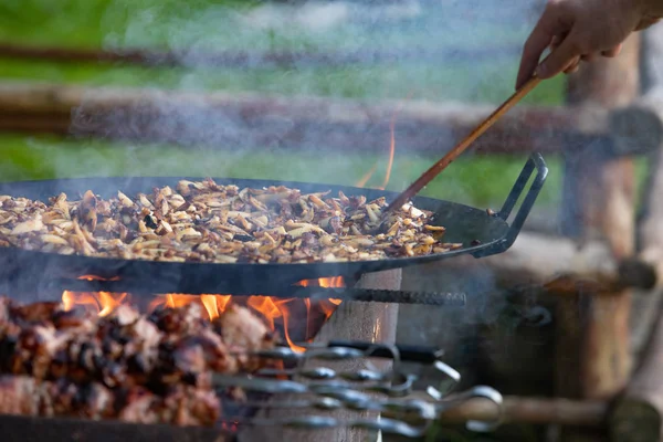 Cottura della carne al fuoco barbecue — Foto Stock