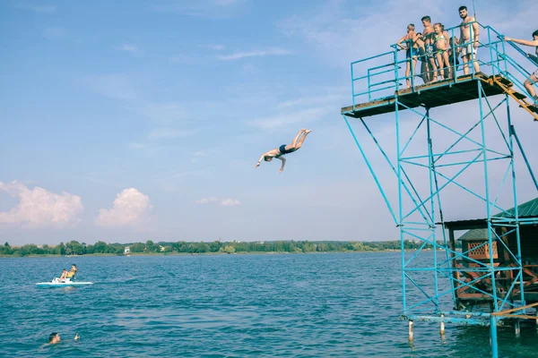 Zadorozhne, Ukrajna-július 28, 2019: emberek birtoklás móka-on nyári tó Ugrás a toronyból — Stock Fotó