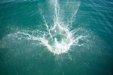 yukarıdan göl su görünümünde büyük sıçrama