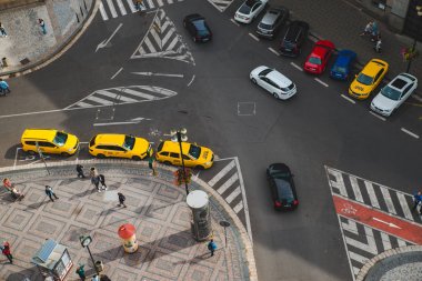 Prag, Çek - 22 Eylül 2018: genel gider görünümünü şehir içinde yol çapraz