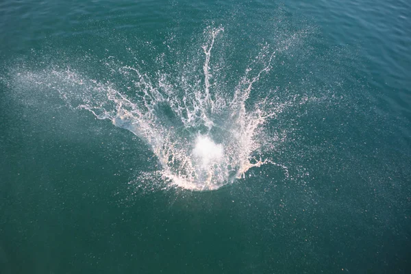 Big splash in lake water view from above — Stock Photo, Image