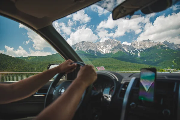 Kilátás autó belsejében navigáció a telefon hegyek a háttérben — Stock Fotó