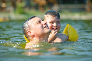 çocuk ile birlikte yüzen suda eğlenmek baba