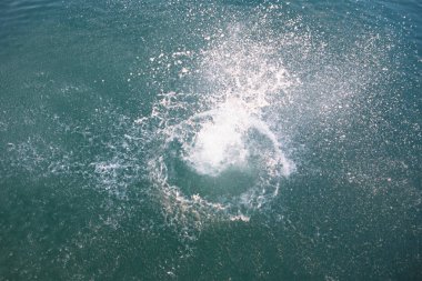 yukarıdan göl su görünümünde büyük sıçrama