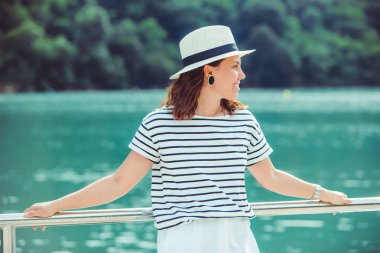 Beyaz fötr şapka kadın portre