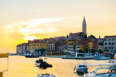 Hırvatistan 'ın güzel Rovinj kentinin gün batımında manzarası