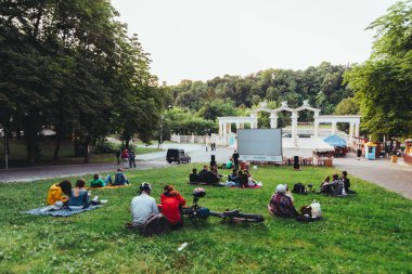 Lviv, Ukrayna-Temmuz 12, 2019: insanlar film izlemek için şehir parkında toplandı