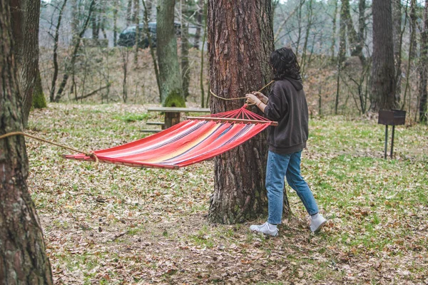 Donna lega su amaca nella foresta — Foto Stock