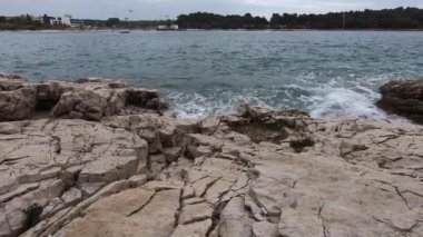 fırtınalı havalarda kayalık plaj seascape görünümü bulutlu yavaş hareket