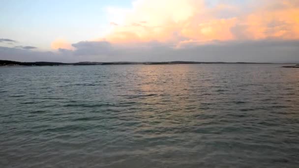 Vista Pôr Sol Nas Nuvens Acima Baía Mar Férias Verão — Vídeo de Stock