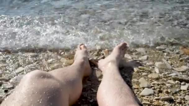 Uomo Seduto Sulla Spiaggia Del Mare Godendo Vista Vacanza Estiva — Video Stock