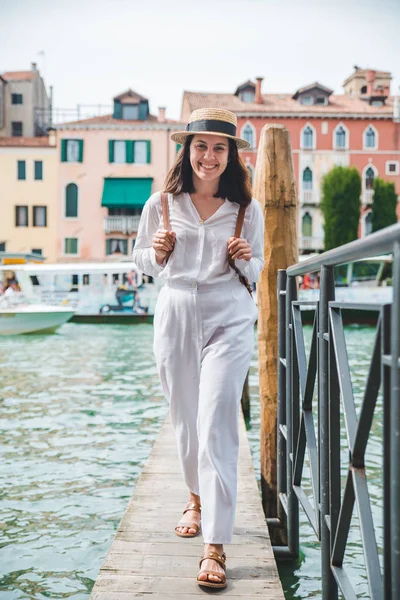 Mulher andando pelo cais de madeira olhando para o grande canal em Veneza — Fotografia de Stock