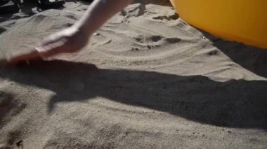 sarı hava kanepe üzerinde yatan kadın kalp aşk sembolü yaz tatili çizim