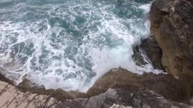 fırtınalı havalarda kayalık plaj seascape görünümü bulutlu yavaş hareket