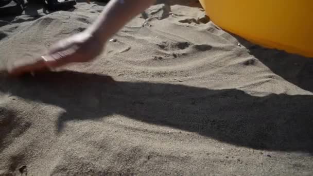 Sarı Hava Kanepe Üzerinde Yatan Kadın Kalp Aşk Sembolü Yaz — Stok video