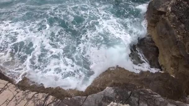 Fırtınalı Havalarda Kayalık Plaj Seascape Görünümü Bulutlu Yavaş Hareket — Stok video