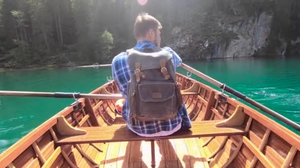 Mann Rudert Bei Boot Gebirgssee Italien Sommer Romantischen Urlaub — Stockvideo