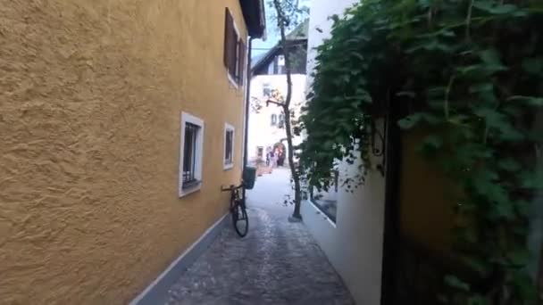 Hallstatt Rakousko Června 2019 Turisté Pěšky Malé Ulici Přicházejí Náměstí — Stock video