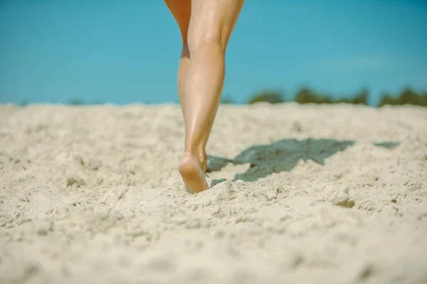 Pernas de mulher andando pela areia praia hora de verão — Fotografia de Stock