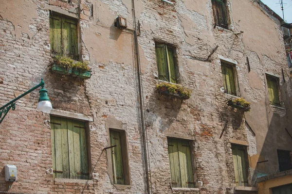 Vista de la antigua pared de rotura con ventanas con persianas —  Fotos de Stock