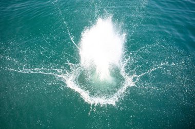 yukarıdan göl su görünümünde büyük sıçrama