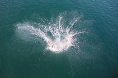 yukarıdan göl su görünümünde büyük sıçrama