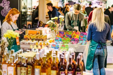 Lviv, Ukrayna - 27 Ekim 2018: bakkal alışveriş kavramı