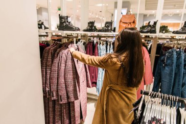 Lviv, Ukrayna - 27 Ekim 2018: moda giyim mağazası içinde